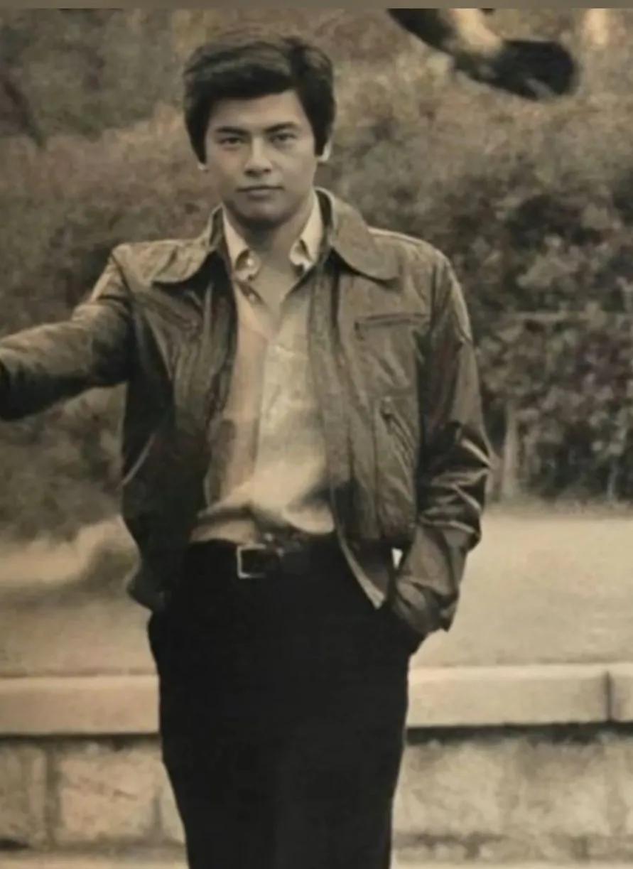 这位穿着皮夹克的年青人真的是太帅了，酷极了，带你带回到80年代，他那时正是风华正