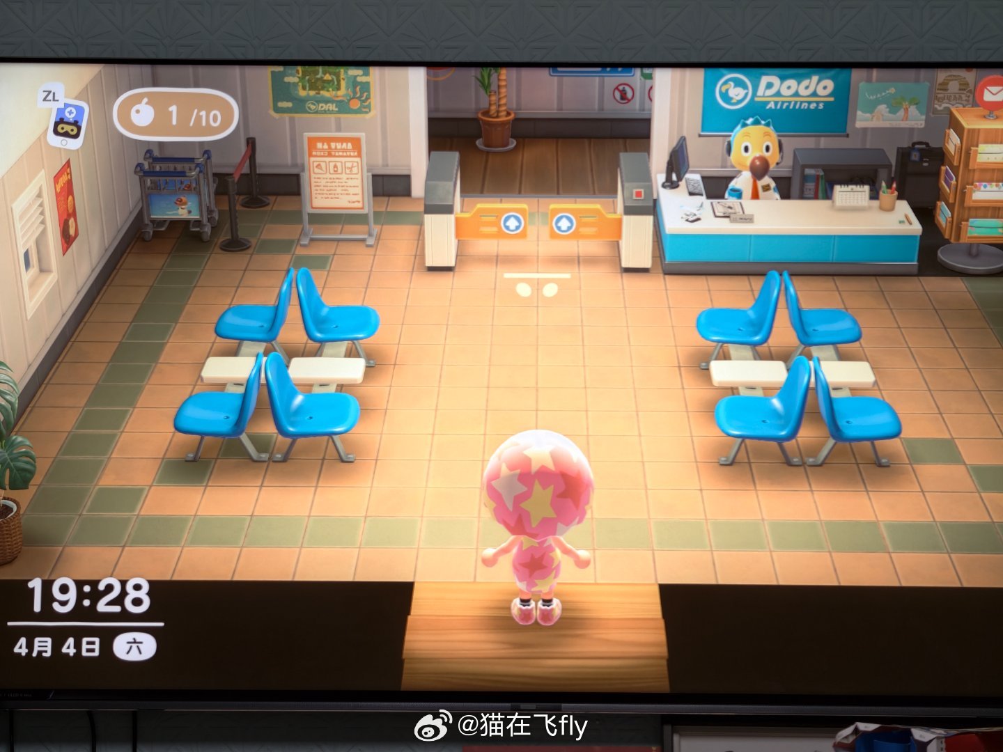 我在客厅打游戏小猫过来跟我说饿了问我想吃啥我说咱俩下去吃点就行她说你吃西红柿炒鸡