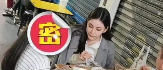 这组市井照搅动了娱乐圈。路灯下，汪小菲穿着皱巴巴的灰卫衣，手里翻着二十串烤肉，