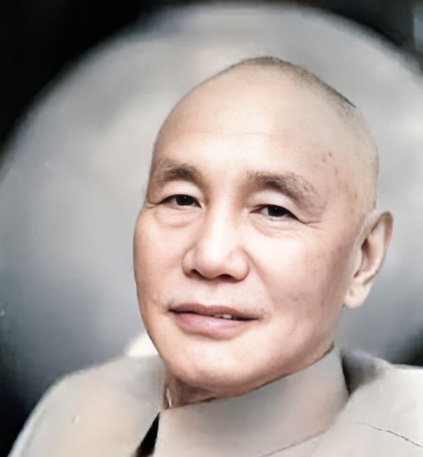 新中国成立当日，蒋介石在广州度过了其人生中极为特殊的一天。清晨，他下令取消空袭天
