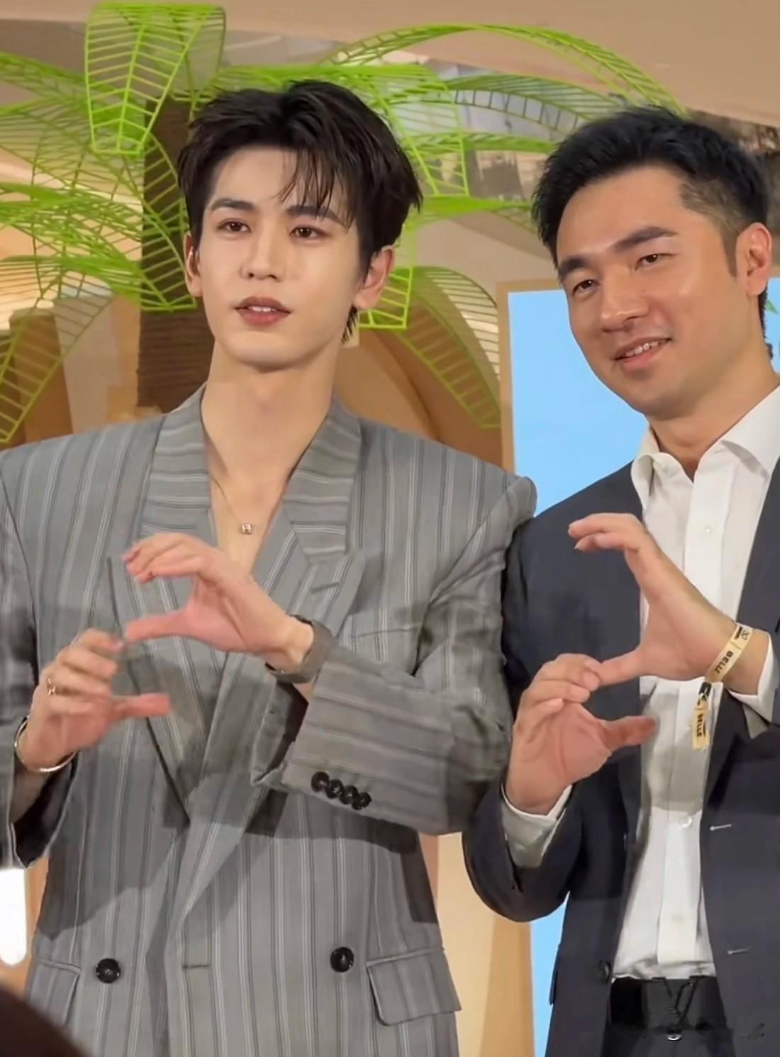 鸿荣源总裁和张凌赫同框，竟被网友说更顺眼？说到底，不是张凌赫不帅，而是过度妆容和