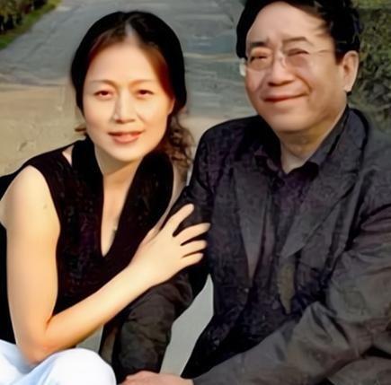 1992年，余秋雨二婚娶了小16岁的黄梅戏演员马兰，洞房花烛夜，余秋雨向妻子提出