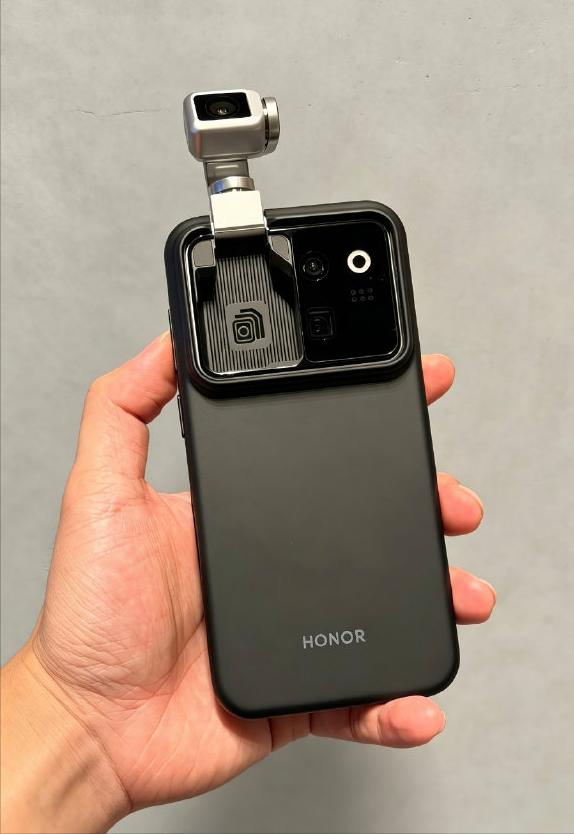 荣耀RobotPhone最近太火了，凭借独有的机械云台设计，重新定义了影像拍摄
