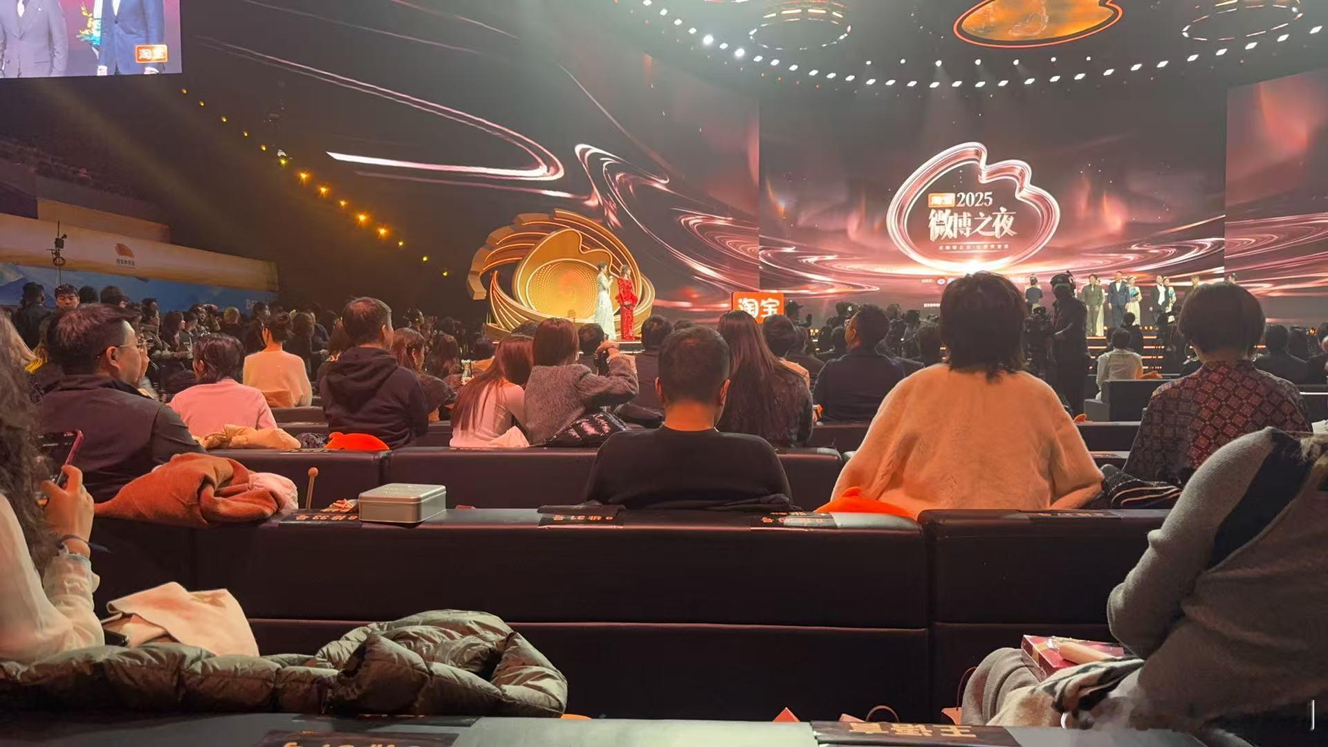 很多人不知道事情的起因，我来用几句话概括：第二排C位原本一个沙发是贴了三个人的名