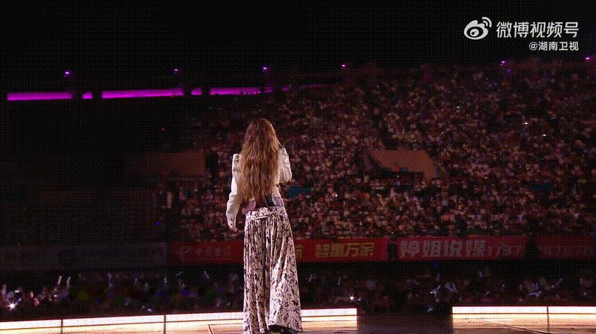 张靓颖一开口全场彩带雨张靓颖天下无双悬浮舞台美到窒息青春湘潭演唱会单纯从镜头画面