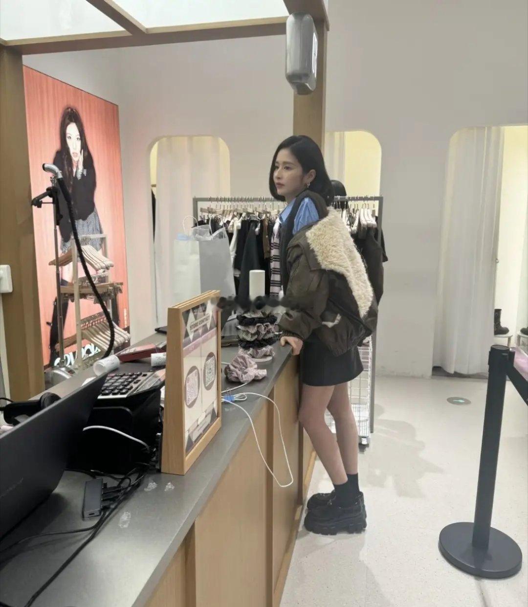 网友三里屯偶遇颖儿逛街买衣服，她穿着上面穿着棉衣下面光着腿，好时髦，本人又白又瘦