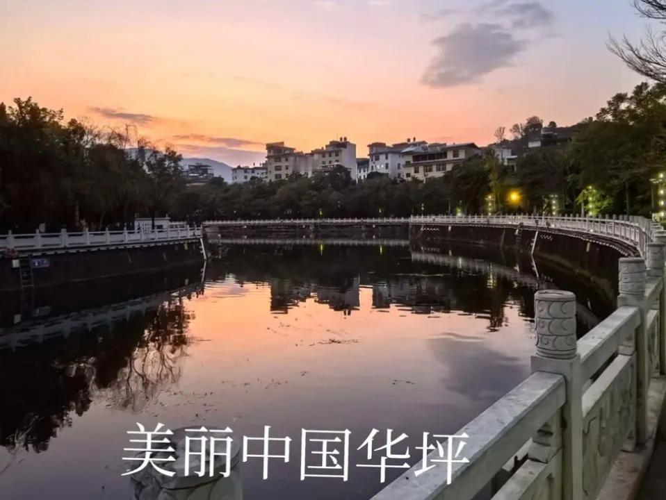 云南华坪县之旅初入云南华坪县，仿佛踏入一幅多彩画卷。这里山峦叠翠，空气里弥漫着