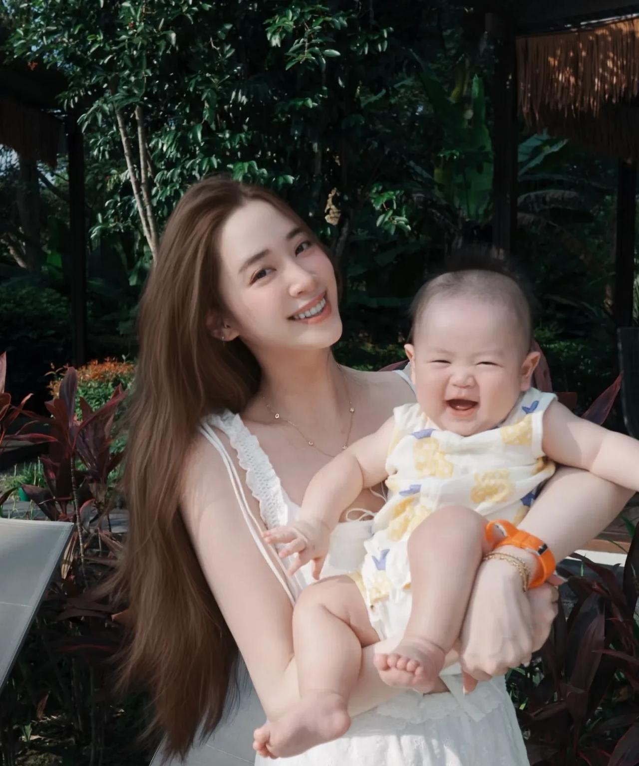 欧阳妮妮生完儿子后变得巨温柔，还越来越好看了，一家人开启了度假模式。这次他们夫