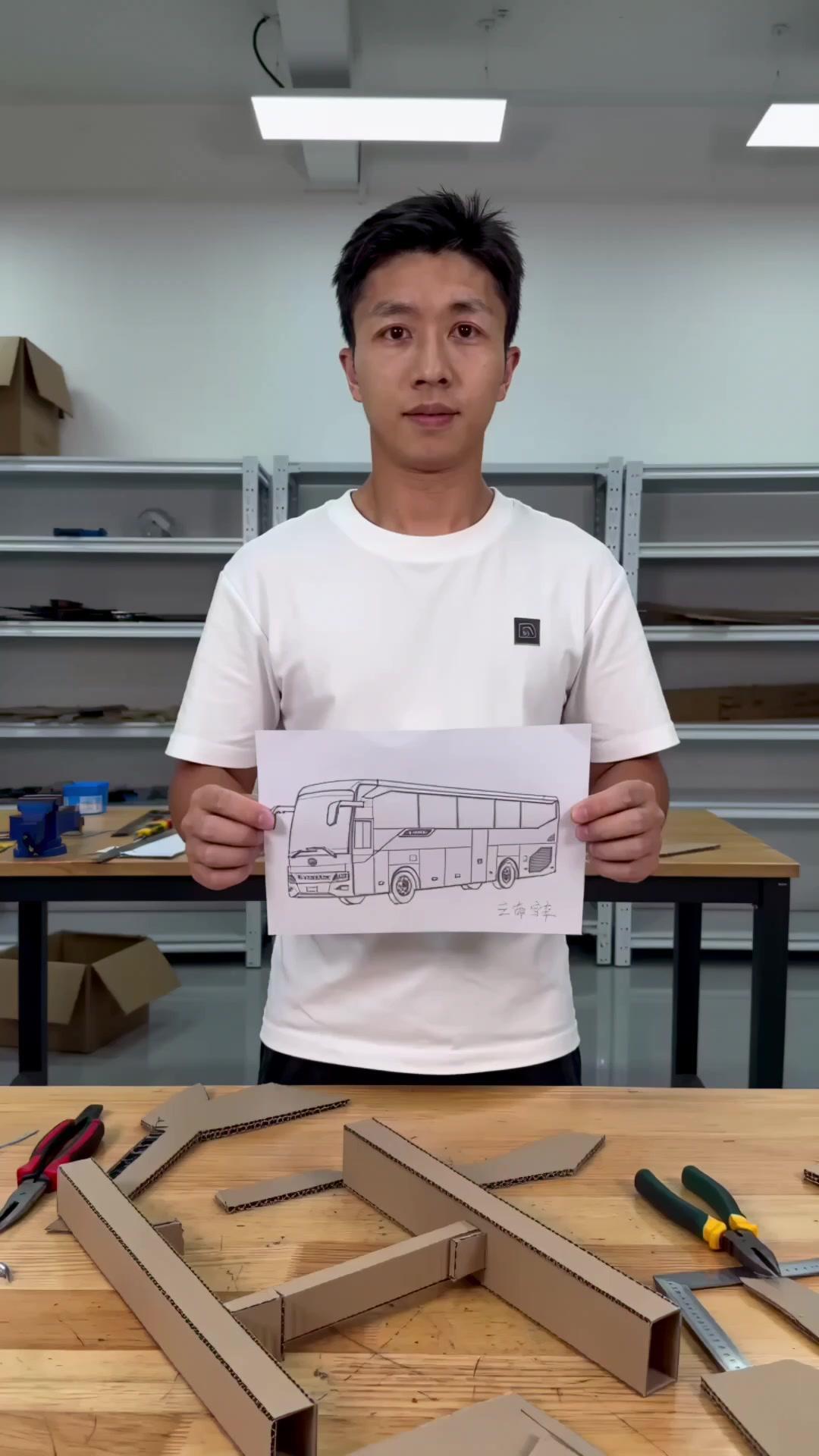 谁能想到，小小的宇通天域旅游大巴模型是亲手造出来的！当零件一点点组装，从骨架到车