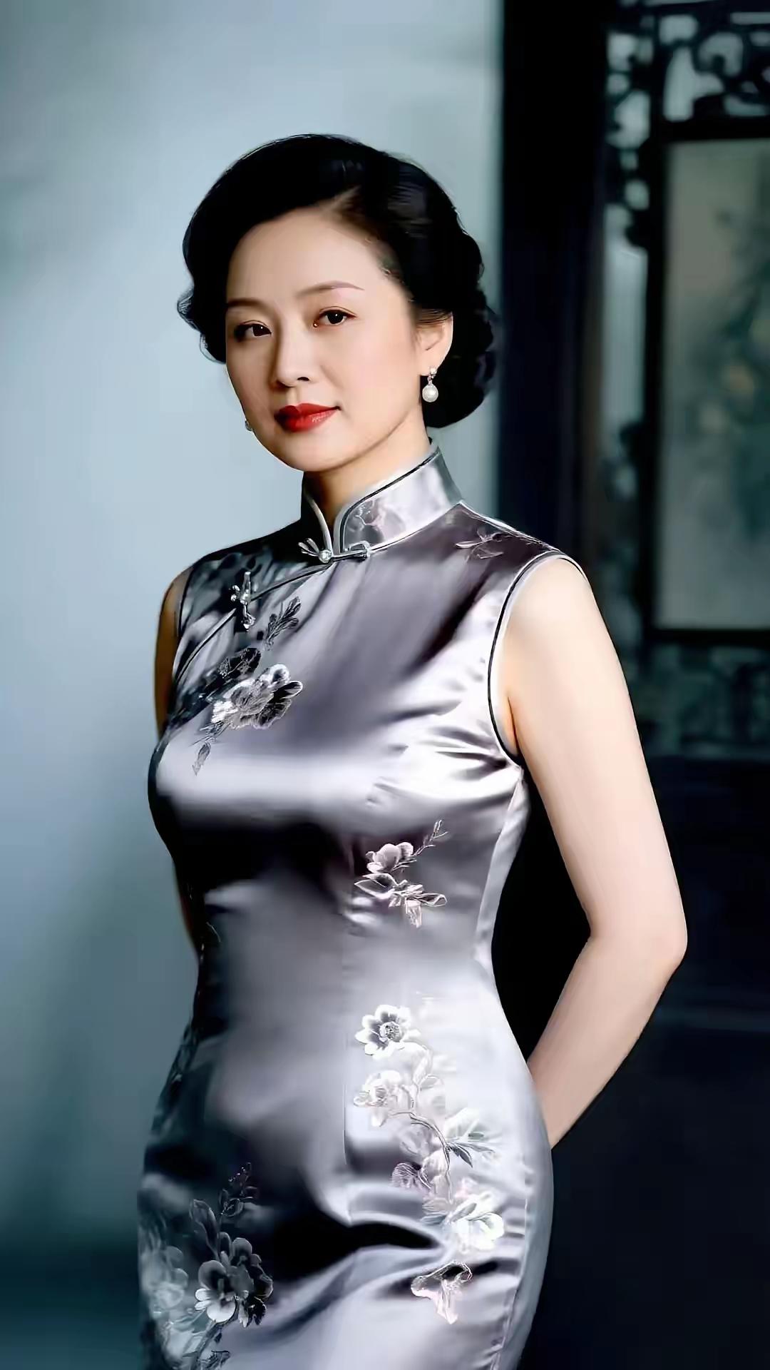 清江引·银缎风华云鬓浅梳裁月裳，银缎旗袍雅韵长。盘扣藏清况，珠珵缀淡妆，