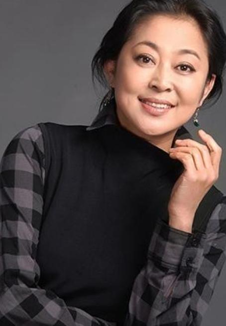 倪萍家包括保姆一共5个人，但她每天做4只海参，保姆没份。倪萍姥姥说:“你个傻子，