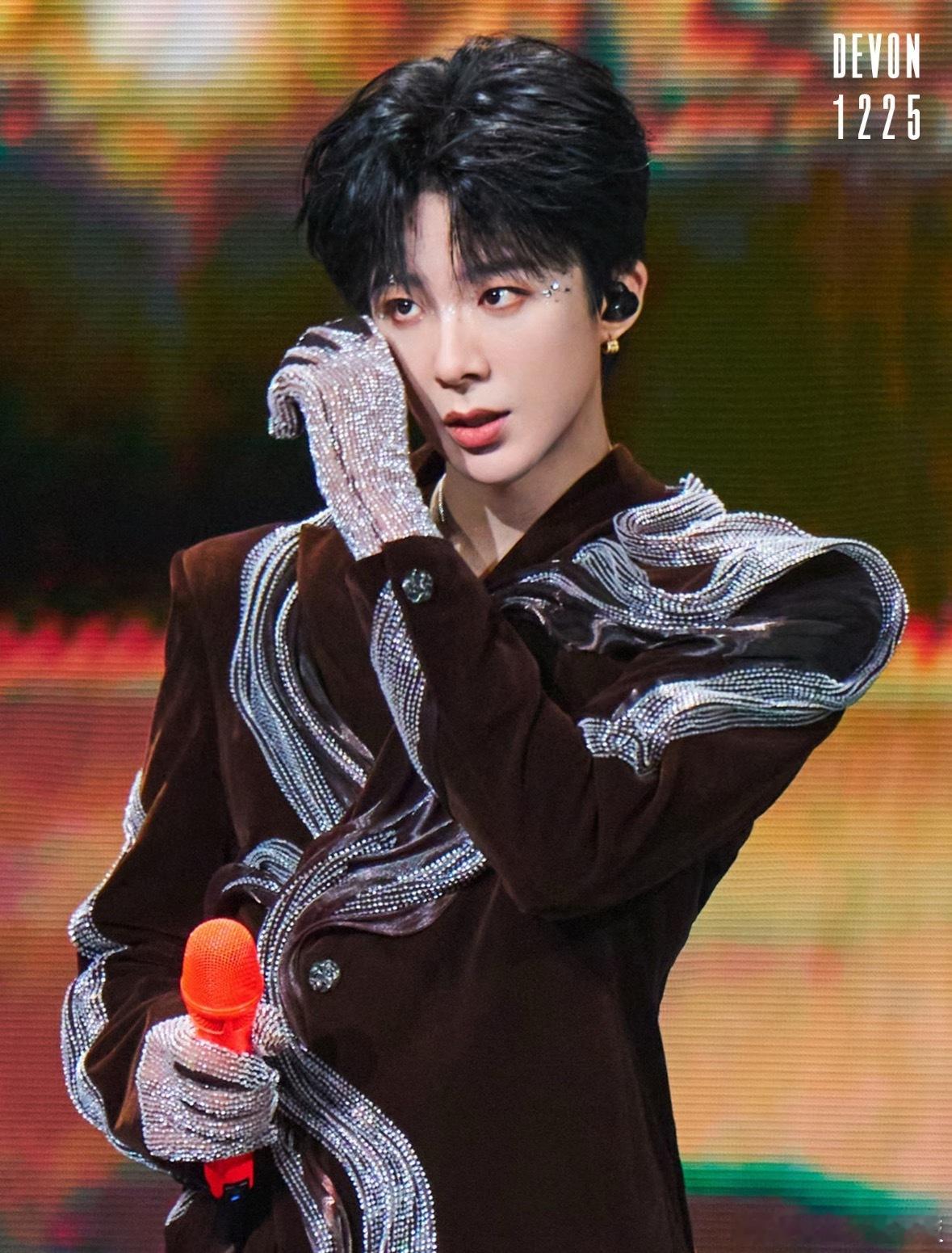 谁都得认可刘宇宁这业务能力和圈内口碑吧！演唱会台下坐满影视音乐平台大佬，还被追着