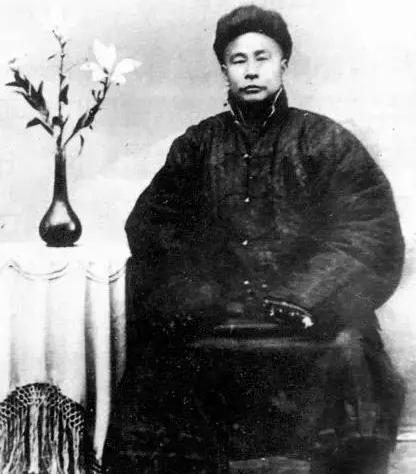 晚清那年，霍元甲挑战皇宫第一高手李瑞东，李瑞东对他说：我站在这里让你打三招，如果