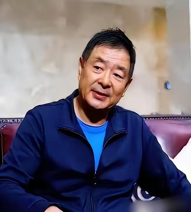 72岁的濮存昕，本该是在家安享晚年、含饴弄孙的年纪，本该靠着一辈子的艺术成就，轻