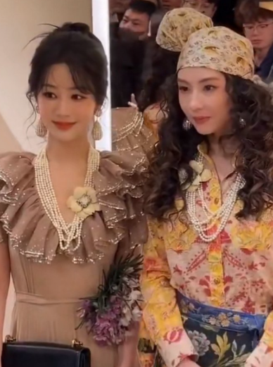 杨紫蛮神奇的，很多人老说她不好看，但她和其他女艺人同框的时候，都不会失色是不是？