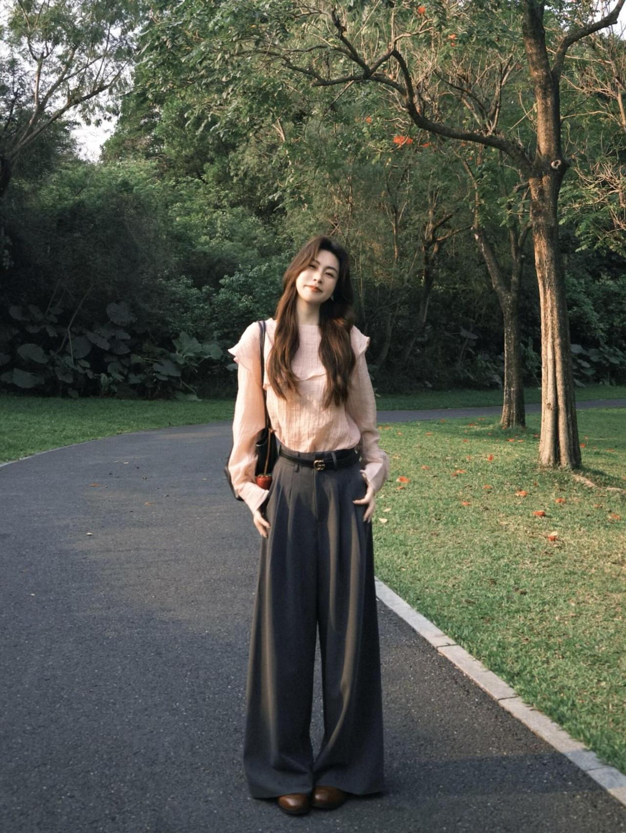 干净清爽温柔治愈，简单自然不浮夸，越看越让人舒服。干净温柔清爽日常女生颜值