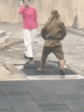 我就想看她屁股后面别的是什么