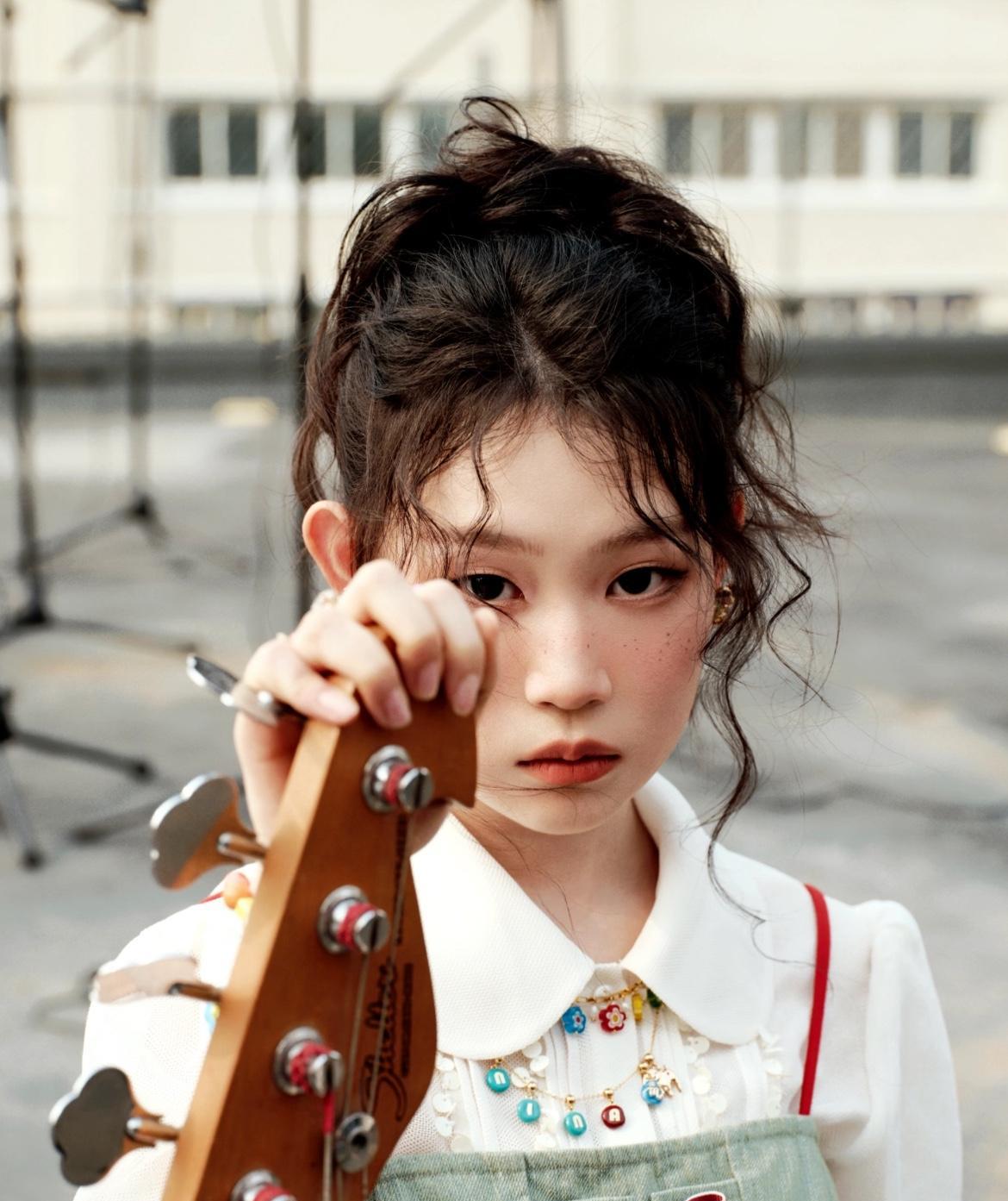 Nina沈佳润，今日份甜品桌。真的很耐看，长相很舒服！这个卷发造型吼吼看！[爱