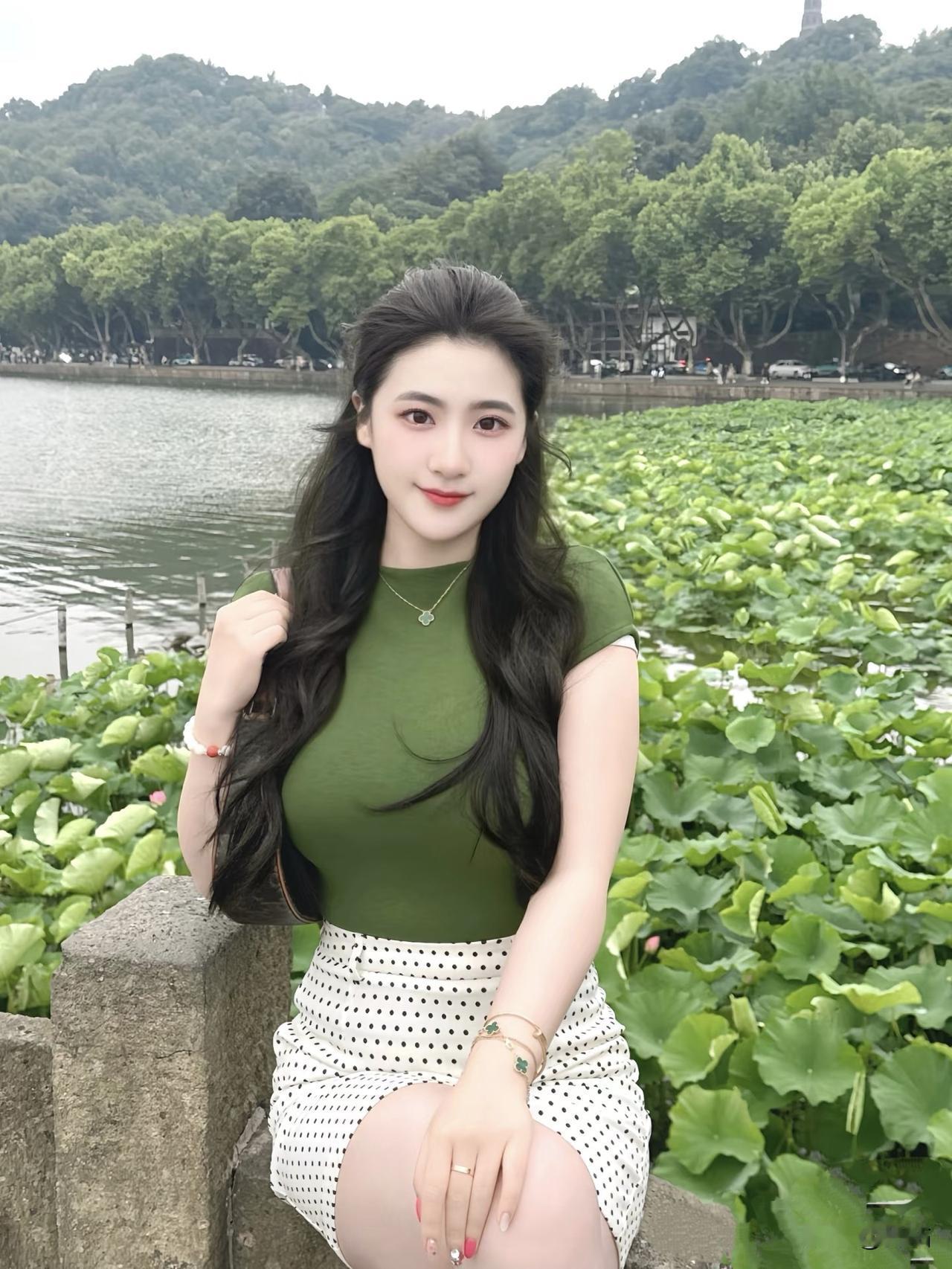 美图欣赏，看图写诗《西湖绿意》西湖荷畔绿衣柔，波点裙袂韵尽收，一笑风