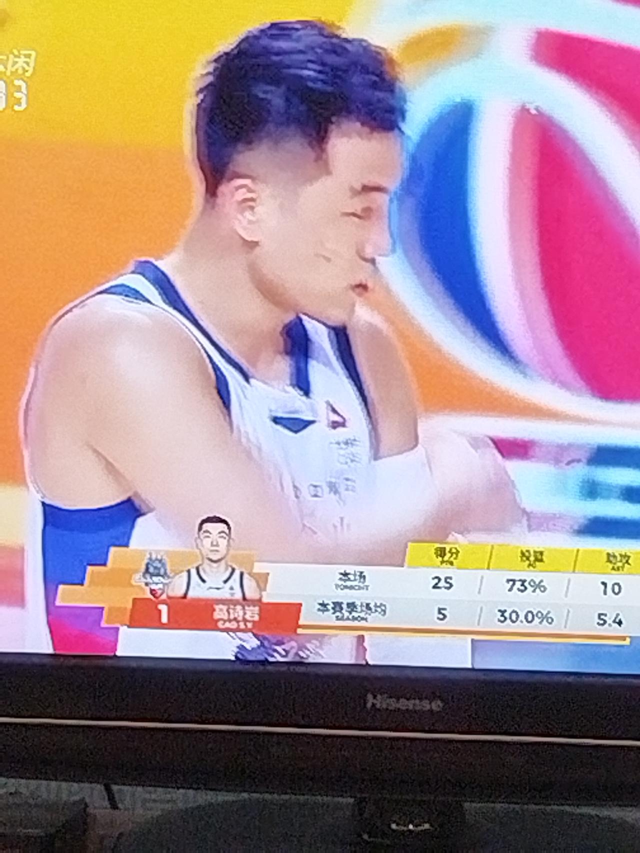 国家队后卫高诗岩今晚终于爆发了，第4节投中四记三分，弹无虚发，将同曦的反扑势头彻