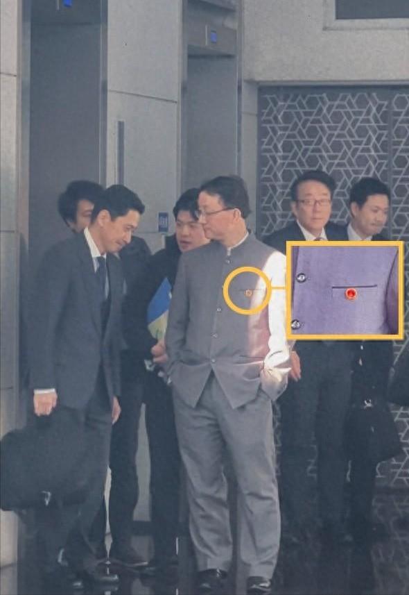 中山装戴国徽，双手插兜谁怕谁！ 那一刻他双手插兜，面前的都不值一提。 