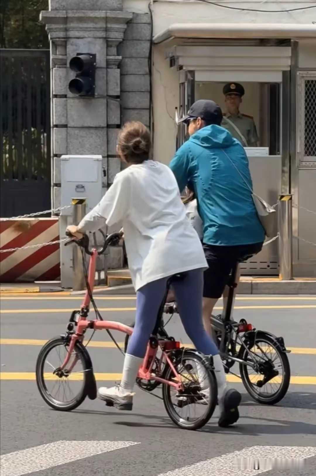 看到黄曦宁的身材终于知道胡歌为什么万里挑一选中了她，胡歌带着妻子和女儿小茉莉一起