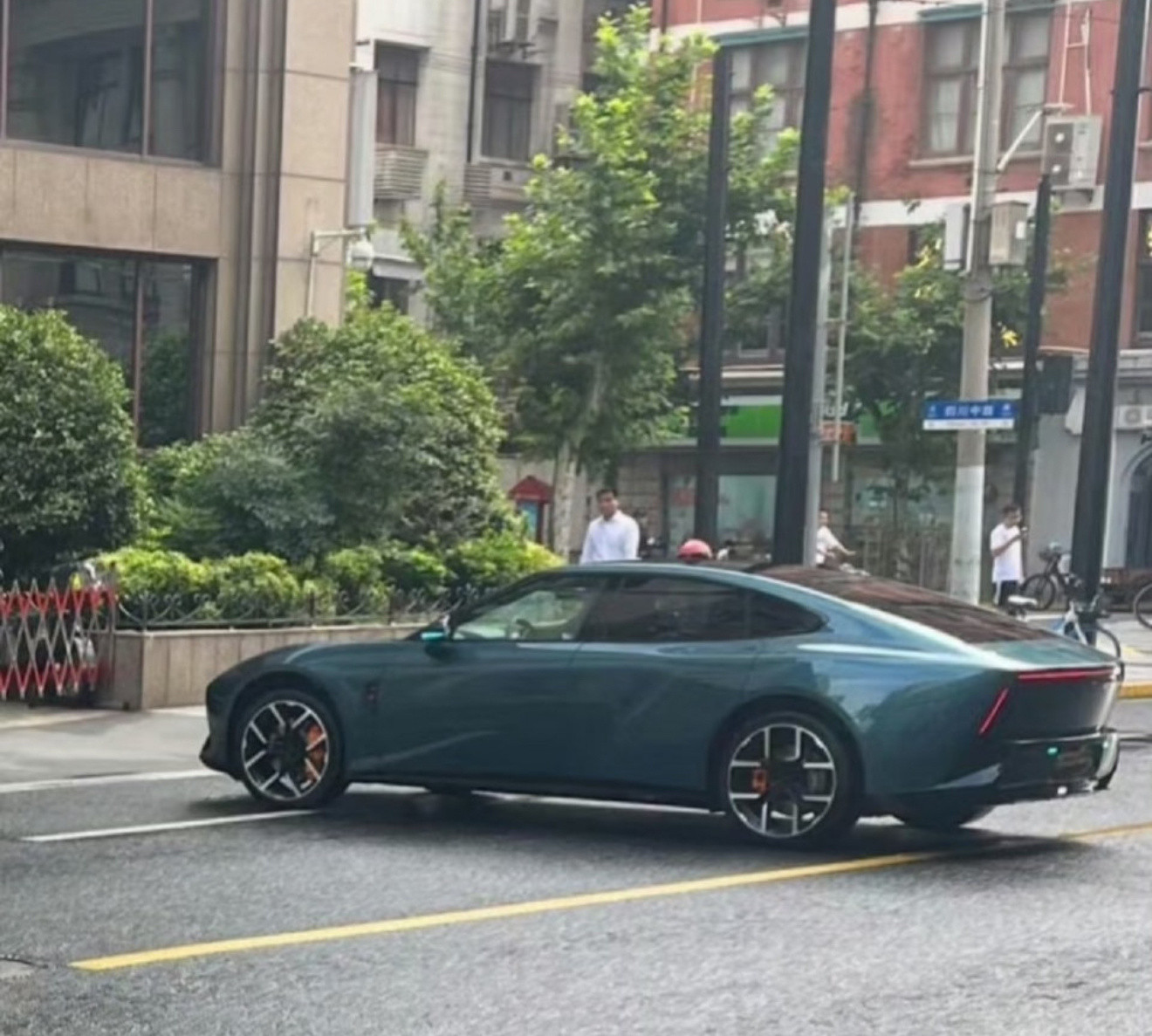 无论你认为小鹏P7是否好看，但都得承认外观设计很有创意，在这个竞争激烈的市场“赌