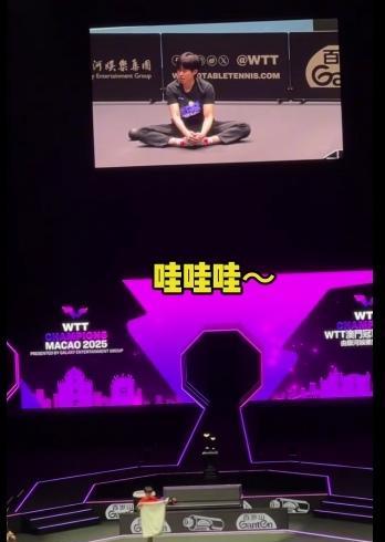 莎莎快看！头哥来啦！哇哇哇！赛场上蛙声一片，导播是知道我们先看什么的。澳门世界杯