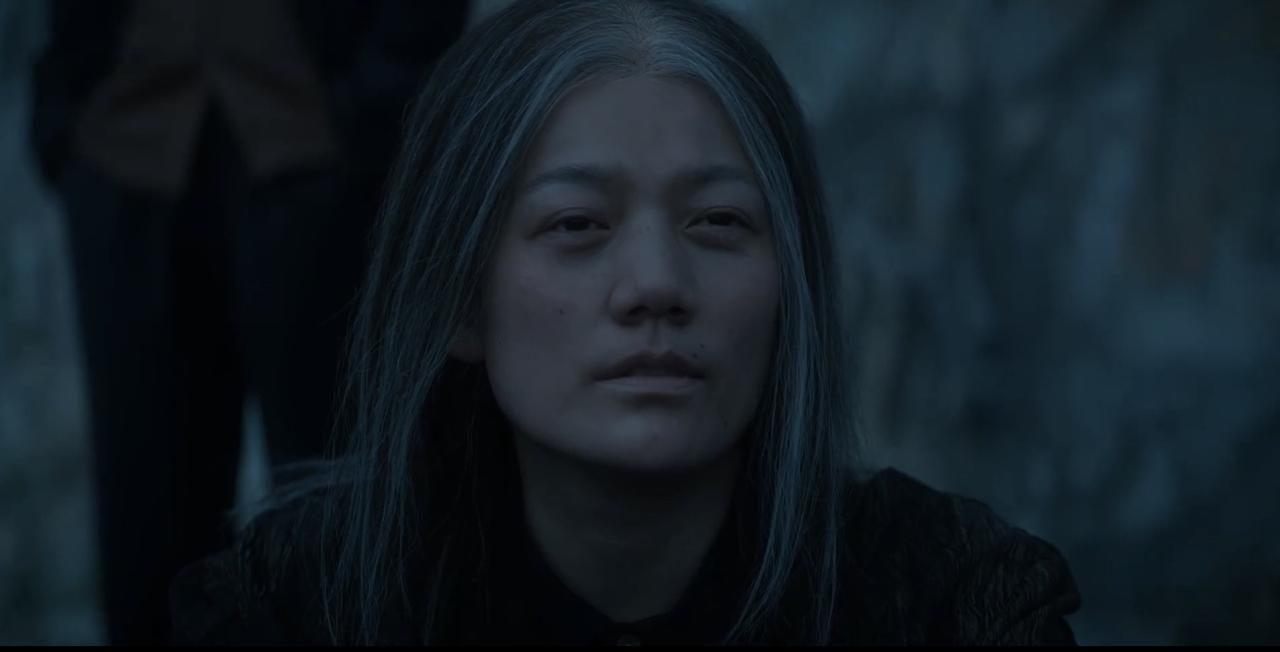 大战后，李月英是唯一活下来的人枭，后来瘦成了老鼠脸，却活着,还差点把炎拓和余蓉吃