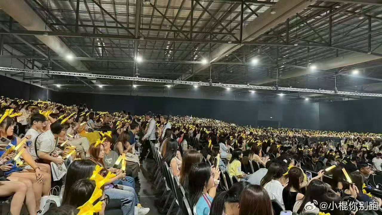鹿晗新加坡场吃太好了鹿晗演唱会跑到台下击掌现在最后悔的就是没抢新加坡场的票！鹿