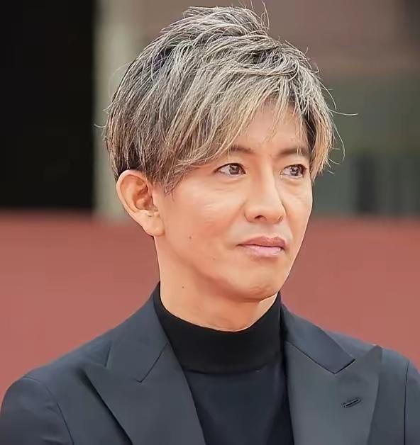 喜欢木村拓哉的人年龄应该都不小了吧！年轻的木村拓哉也是那代人的青春偶像，他应该算