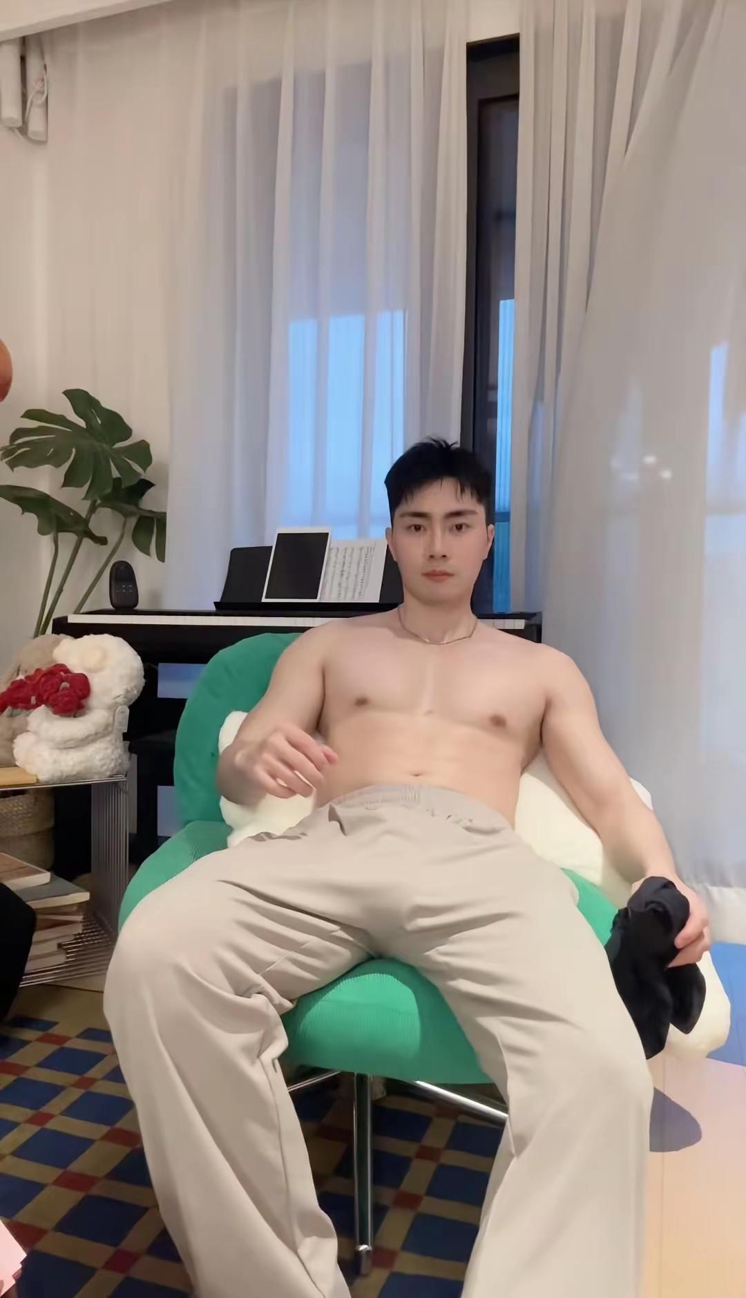 晒出你的本地生活天气一暖，清晨和傍晚的城市像是被重新点亮了一遍。跑道边、健身角、