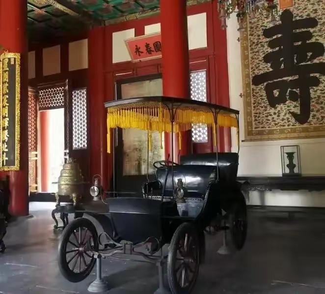 1902年，袁世凯一咬牙，花万两白银给慈禧整了辆进口洋车。老佛爷围着铁疙瘩转