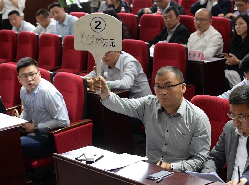 合肥这次土拍真的把“冰火两重天”演到了极致。蜀山区那块纯商品宅地，从开拍就没停