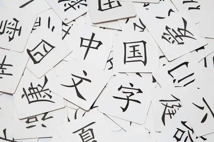 我今天不想讨论英语该不该降分，而是想问一个更扎心的问题——那些天天研究怎么教英语