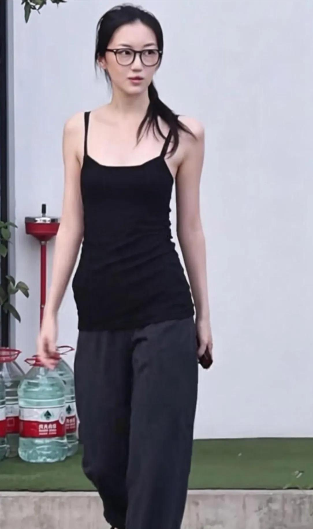 同样的妈妈，不一样的成长轨迹，窦靖童洒脱，李嫣清冷，你们觉得姐妹俩谁更有王菲那股