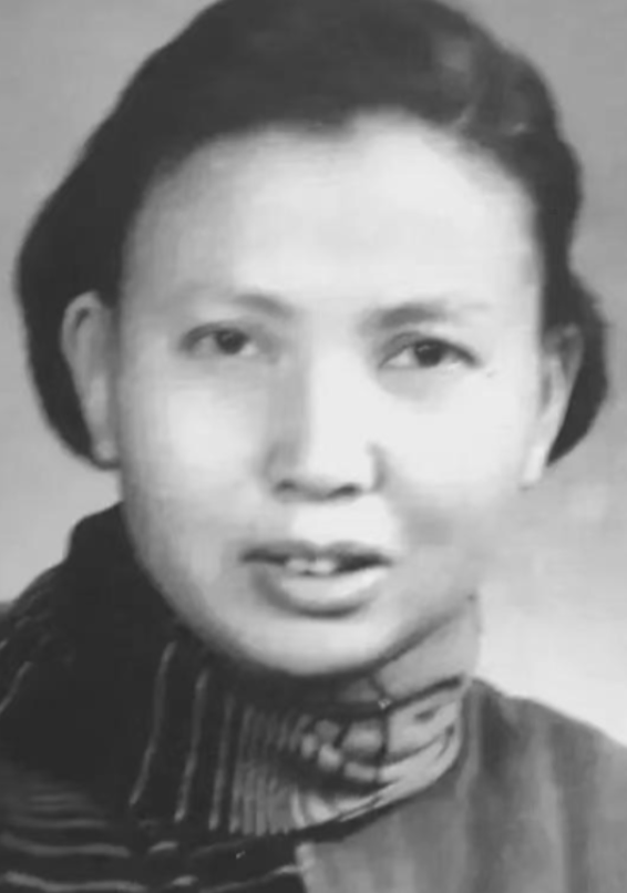 1941年，一名新四军女兵被俘虏，敌人准备活埋她。行刑前，敌人突然问：“你认识莫