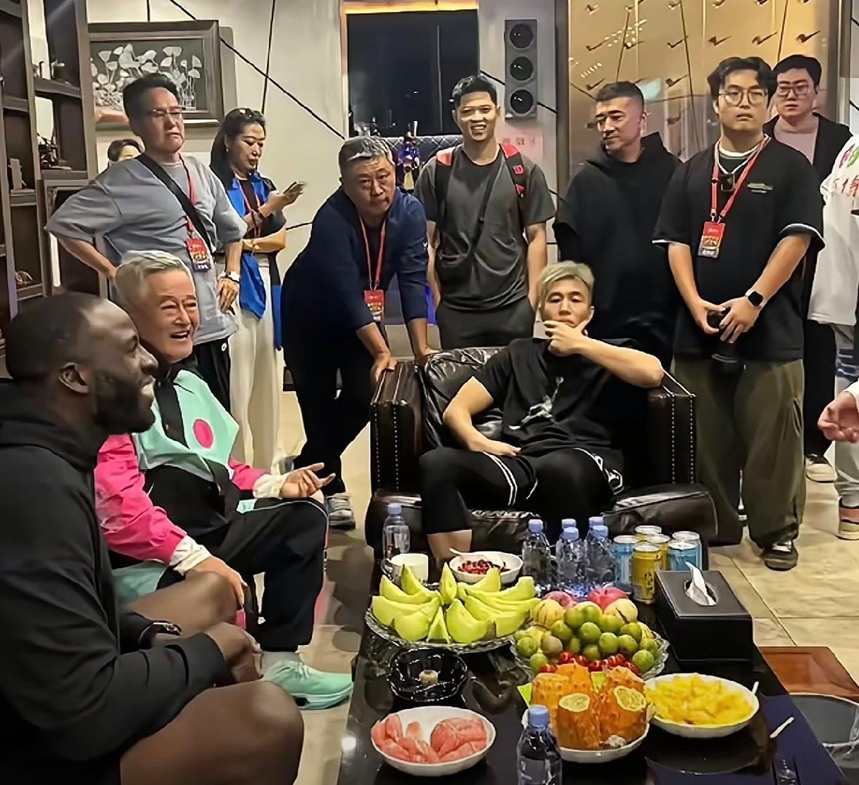 格林会见赵本山，葫芦里卖的什么！近日，NBA巨星追梦格林空降沈阳，与小品王赵本