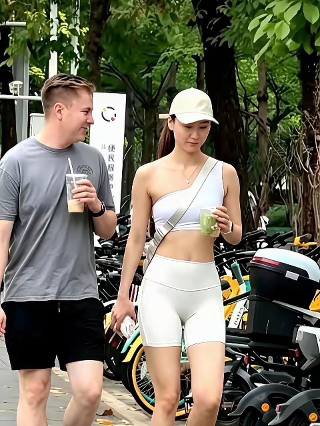 外国男的不知道有啥魔力？一直往别人身上凑