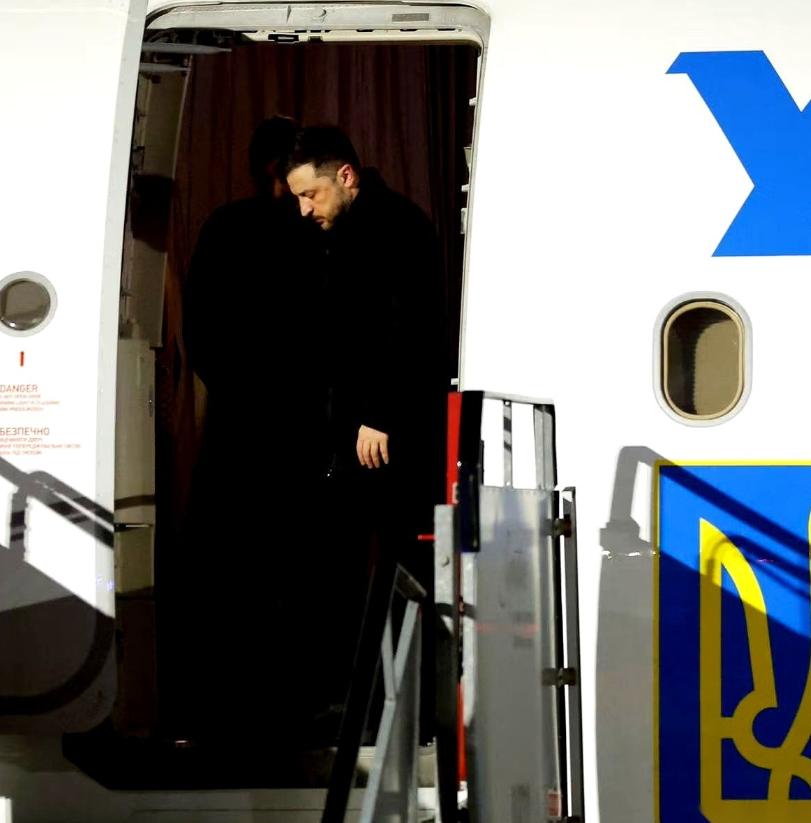 差几分钟，就几分钟。泽连斯基的专机提前落地了，四架军用无人机，像四个守时的杀手