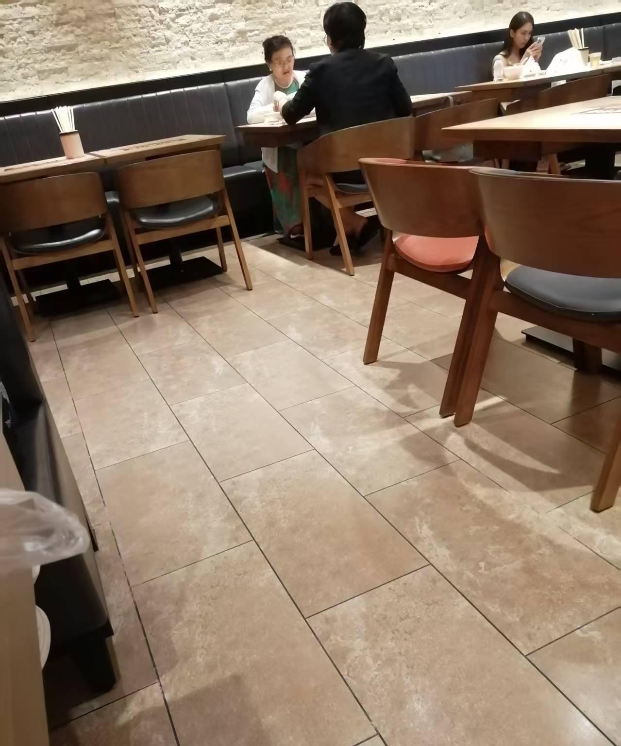 发现没有，现在开门做生意，真的是什麼样的人都有，昨天晚上有位客人来吃饭，