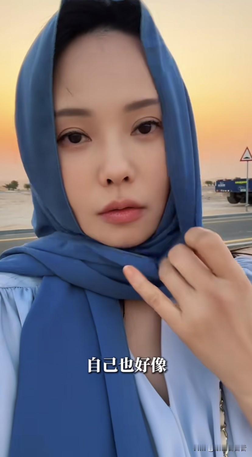 伊能静一家沙漠游玩，定沙漠酒店，酒店古典豪华，伊能静在沙漠泳池游泳，秦昊负责看孩