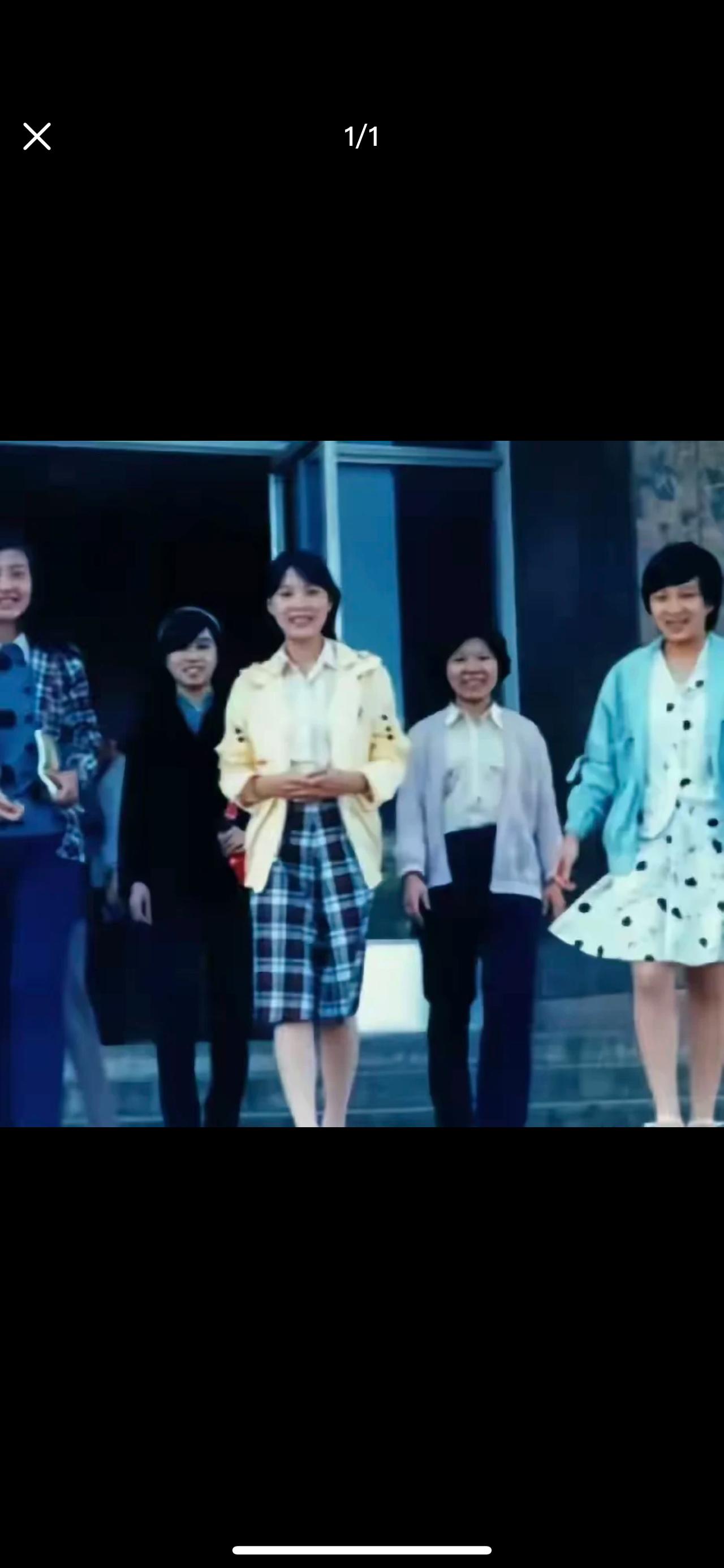 这张照片拍摄于40年前，当时的杜建英不过18岁，虽然不是标准美人，但的确有一种高