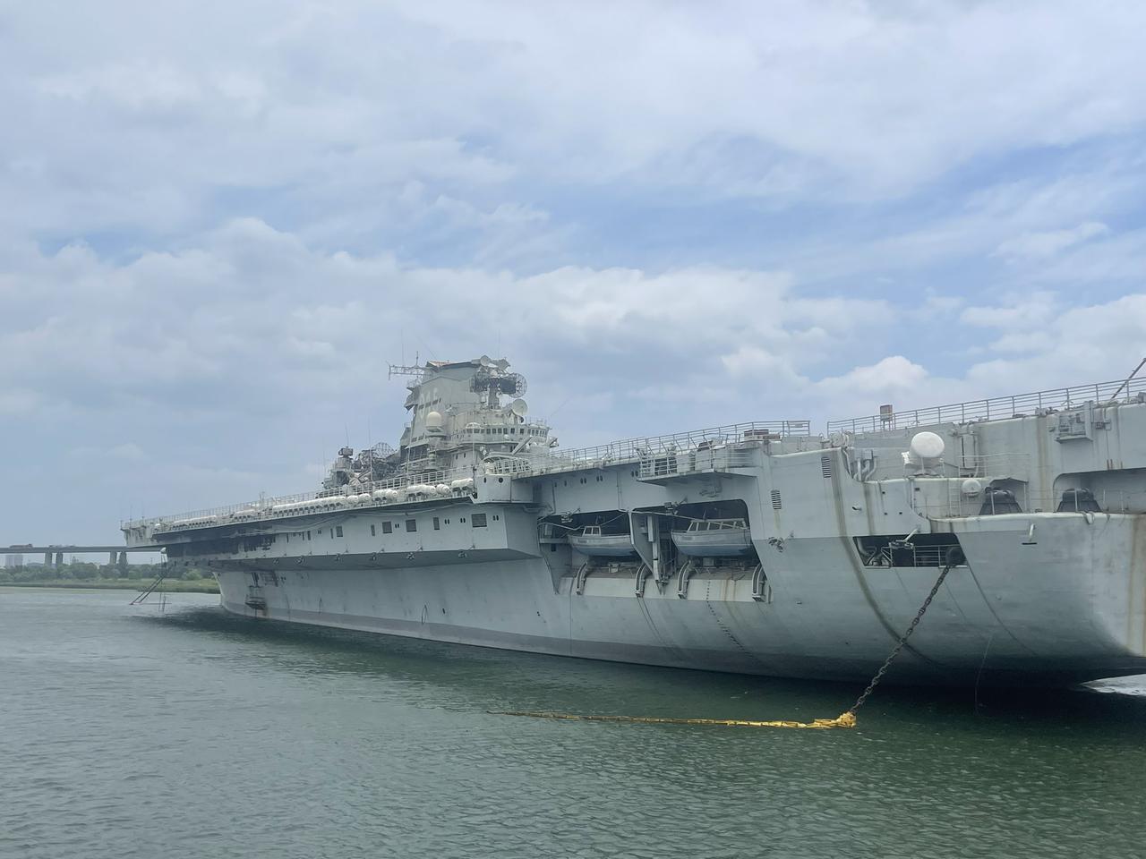 如今已被废弃的苏联航空母舰“明斯克”号，停泊在长江江畔，因2024年的火灾受损而