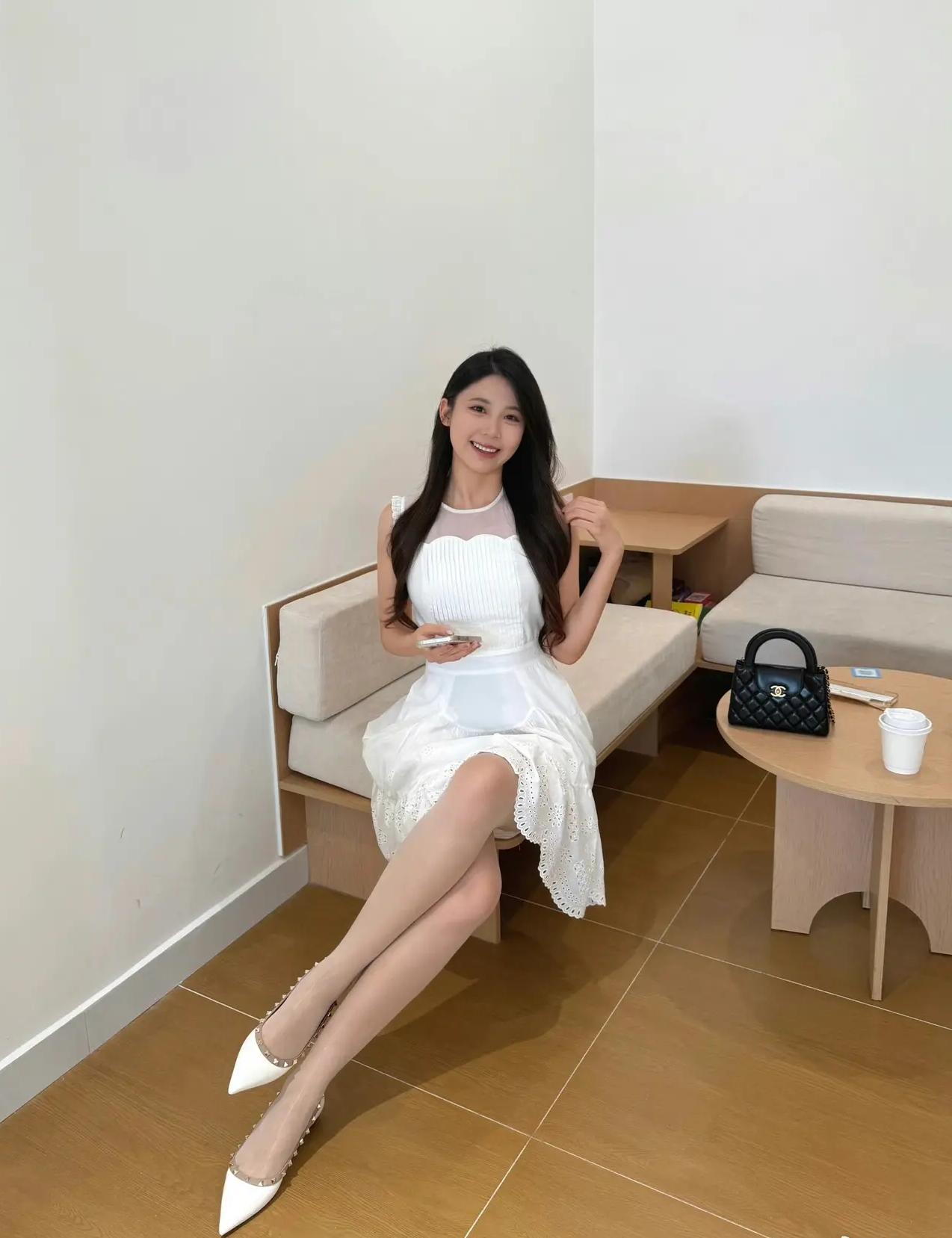 身材匀称，精致，利落，甜美的笑容，谁能不爱！