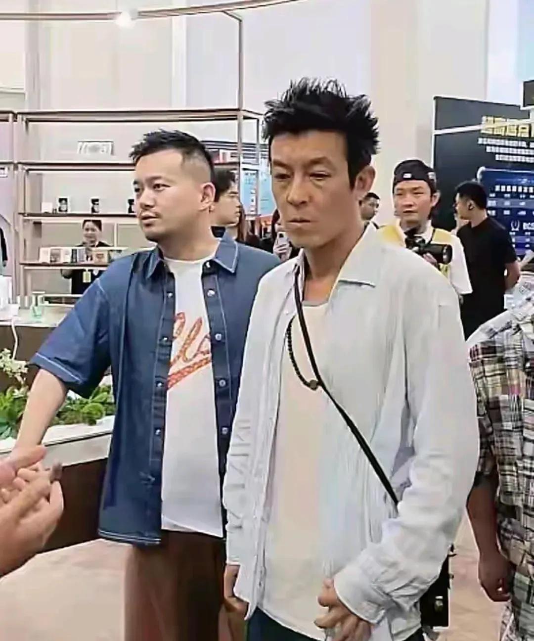 陈冠希跟齐秦一样，年轻的时候穿衣品味很好，老了穿衣品味太差了，这衣服比老头的衣服