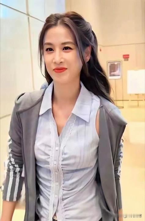 黄圣依给我上了一课：什么叫爱自己？不是买多贵的面霜，而是你敢不敢拒绝三十年的