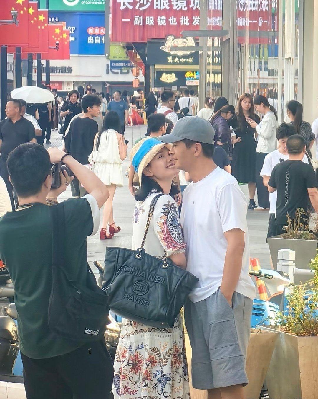 “如果有一天他们也离婚了，我就再也不相信爱情了。”[哭哭]​​​