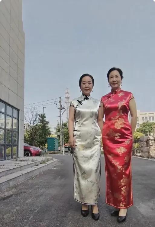 我和亲家母曾是同事，关系一直很好。亲家母先提出来的，说她女儿想嫁给我大儿子，两人