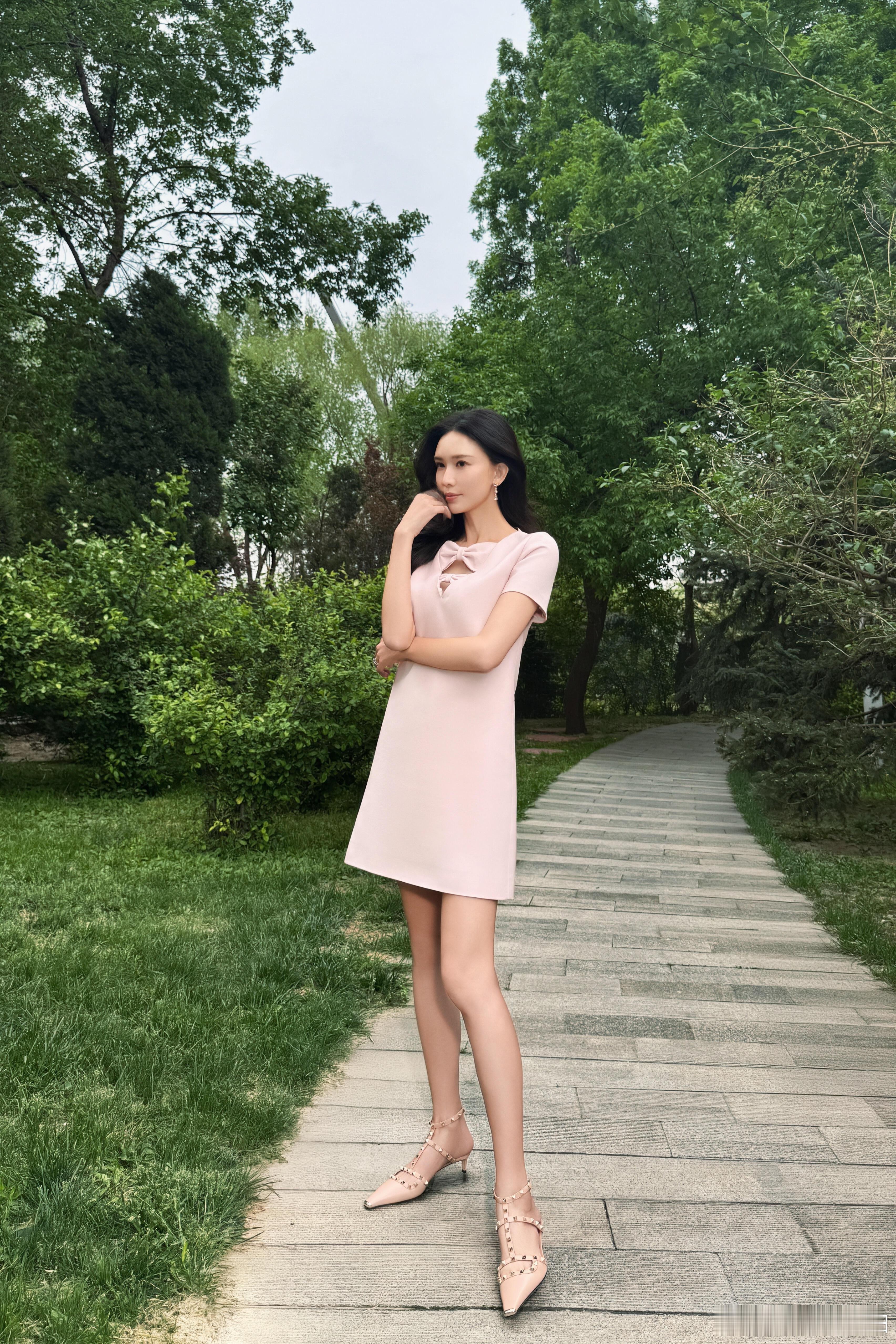 谁能想到林志玲都来跳复仇摇了！妥妥赶了个最晚的晚班车啊，林志玲的气质跟魔性网红舞